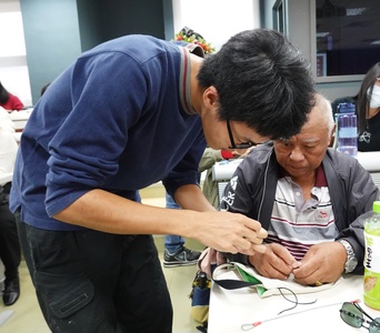 DIY手作時間-活動參與學生協助大鳥部落長輩穿繩串珠