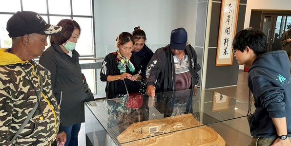 圖書資訊館林珉如助理為大鳥部落居民導覽圖資館空間