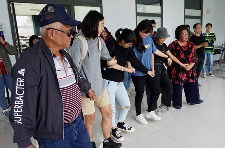 活動結束後大鳥部落居民與學生開心地一起手拉著手跳舞